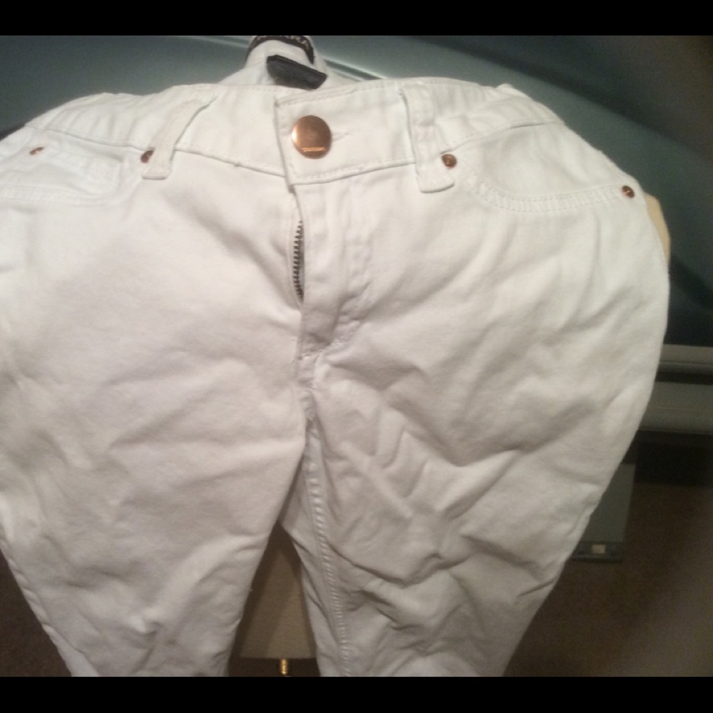 Generra size 9 white jeans
